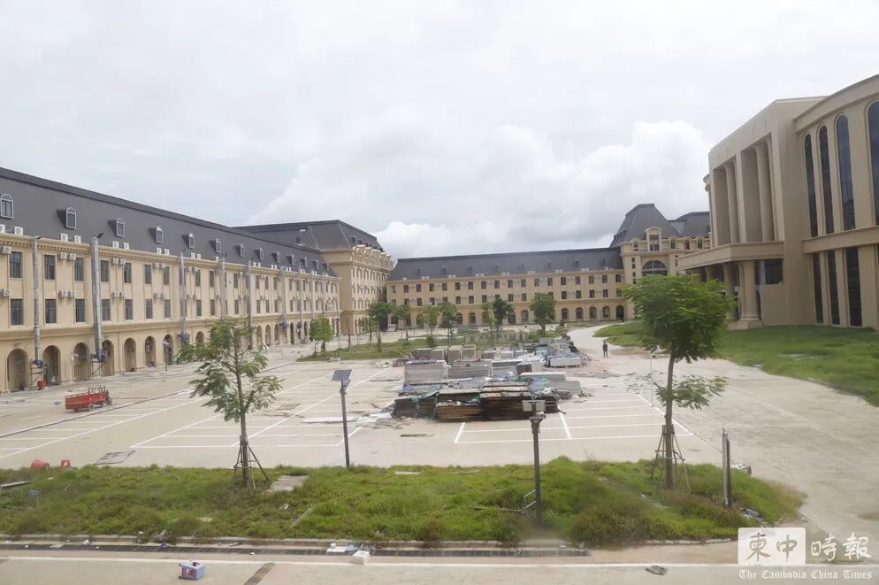 柬埔寨8号电诈园区内部曝光，墙上挂中文标语“请不要假装很努力，结果不会陪你演戏”。