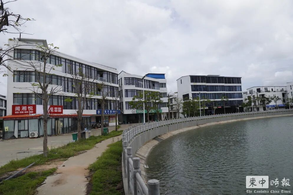柬埔寨8号电诈园区内部曝光,墙上挂中文标语“请不要假装很努力,结果不会陪你演戏”。插图1 柬埔寨8号电诈园区内部曝光,墙上挂中文标语“请不要假装很努力,结果不会陪你演戏”。插图1