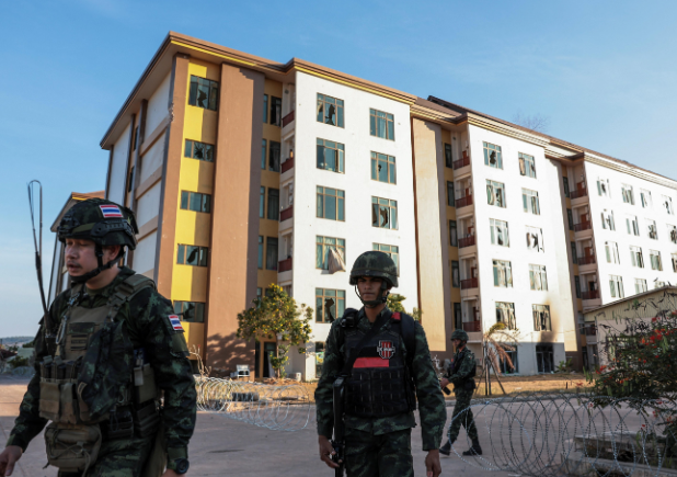 泰国军方曝光电诈园区：内设“多国警察局”，多个隔间铺设隔音棉，散落多语言诈骗话术脚本、电话清单；缴获871张匿名SIM卡、伪造警徽警服插图5