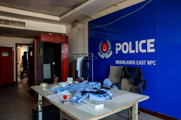 泰国军方曝光电诈园区：内设“多国警察局”，多个隔间铺设隔音棉，散落多语言诈骗话术脚本、电话清单；缴获871张匿名SIM卡、伪造警徽警服插图4