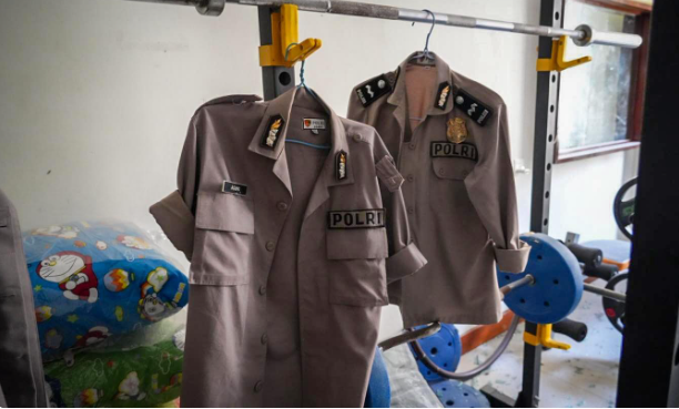 泰国军方曝光电诈园区：内设“多国警察局”，多个隔间铺设隔音棉，散落多语言诈骗话术脚本、电话清单；缴获871张匿名SIM卡、伪造警徽警服插图2