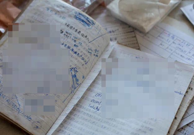 泰国军方曝光电诈园区：内设“多国警察局”，多个隔间铺设隔音棉，散落多语言诈骗话术脚本、电话清单；缴获871张匿名SIM卡、伪造警徽警服插图3